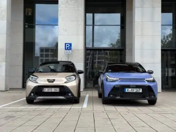 Toyota Aygo X Hybrid naast de uitgaande Toyota Aygo X