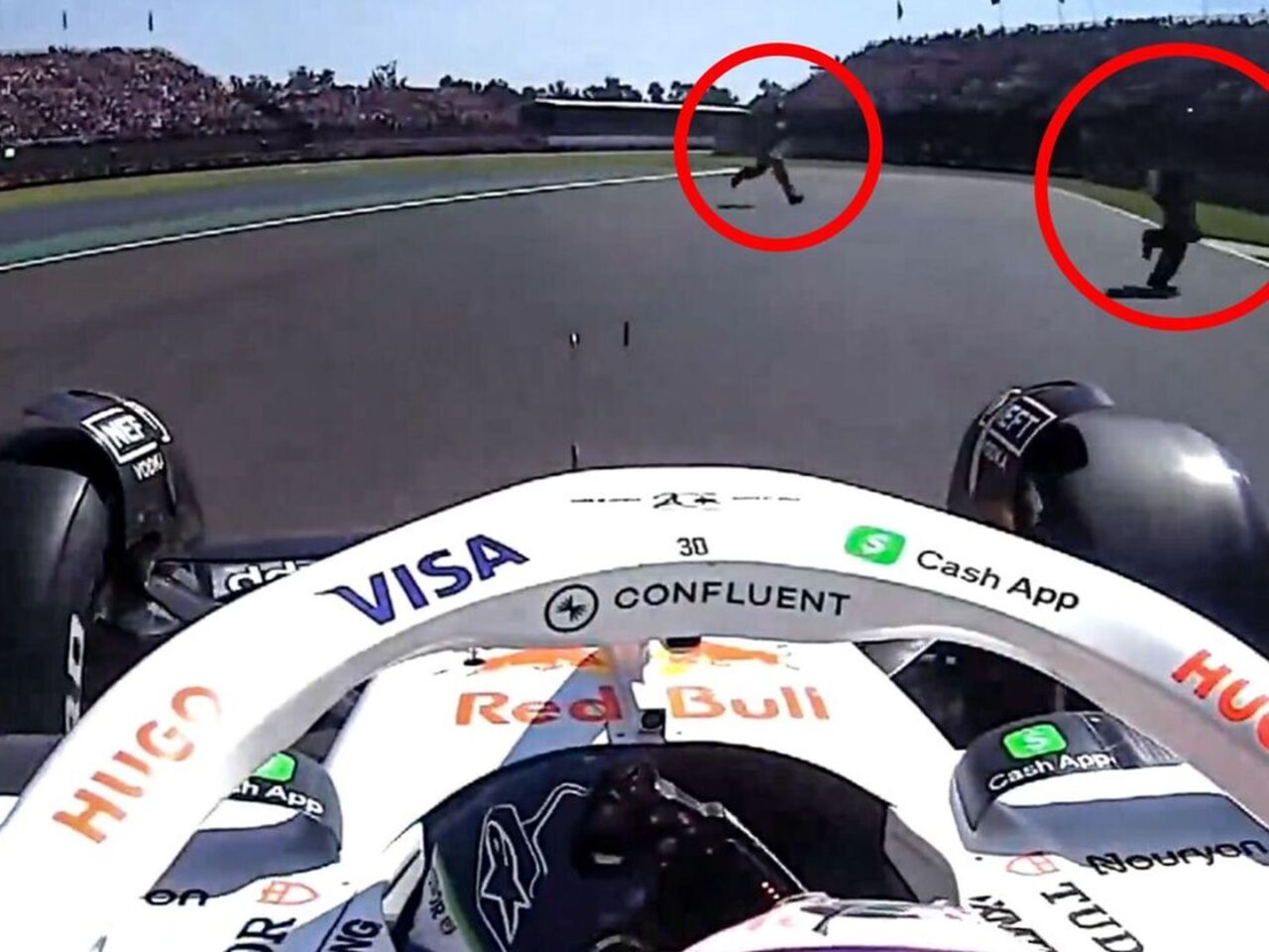 VIDEO: Liam Lawson ontwijkt F1-marshals op het nippertje – “Ik had ze do ...