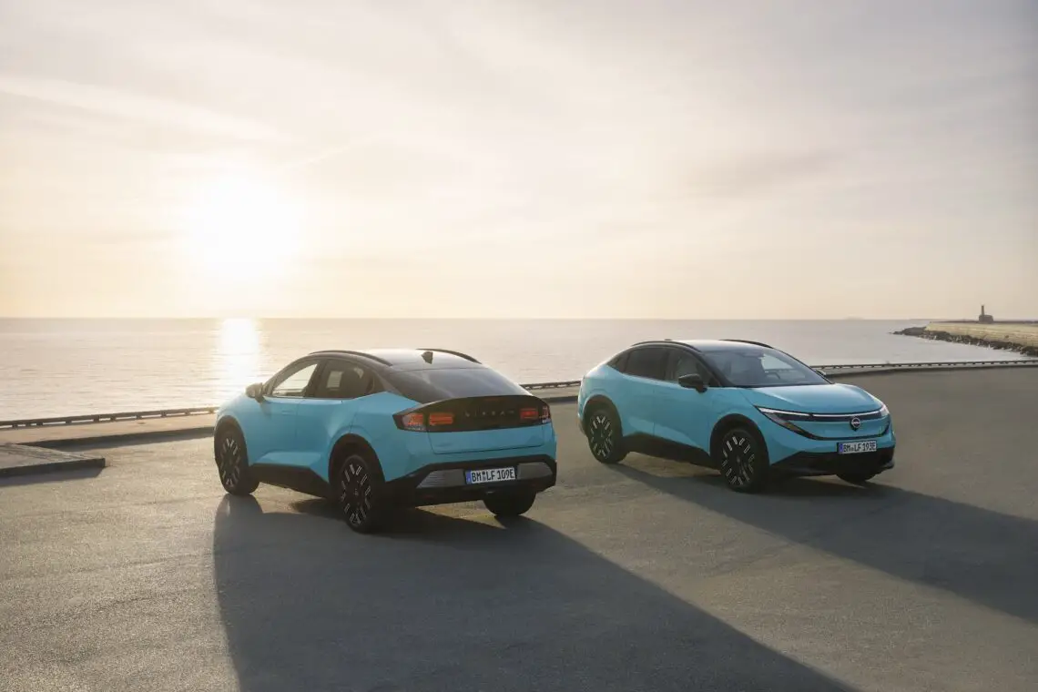 Voor en achterkant van de nieuwe Nissan LEAF 2026