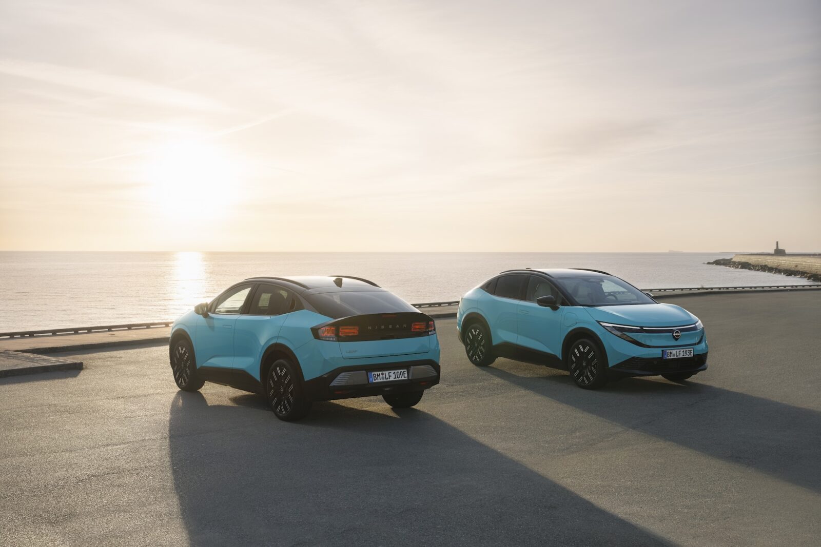 Voor en achterkant van de nieuwe Nissan LEAF 2026