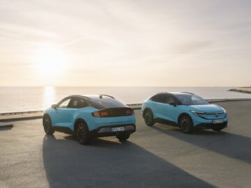 Voor en achterkant van de nieuwe Nissan LEAF 2026