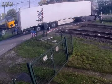 VIDEO: Nederlandse trein ramt dwars door vrachtwagen – NS geeft advies wat je  ...