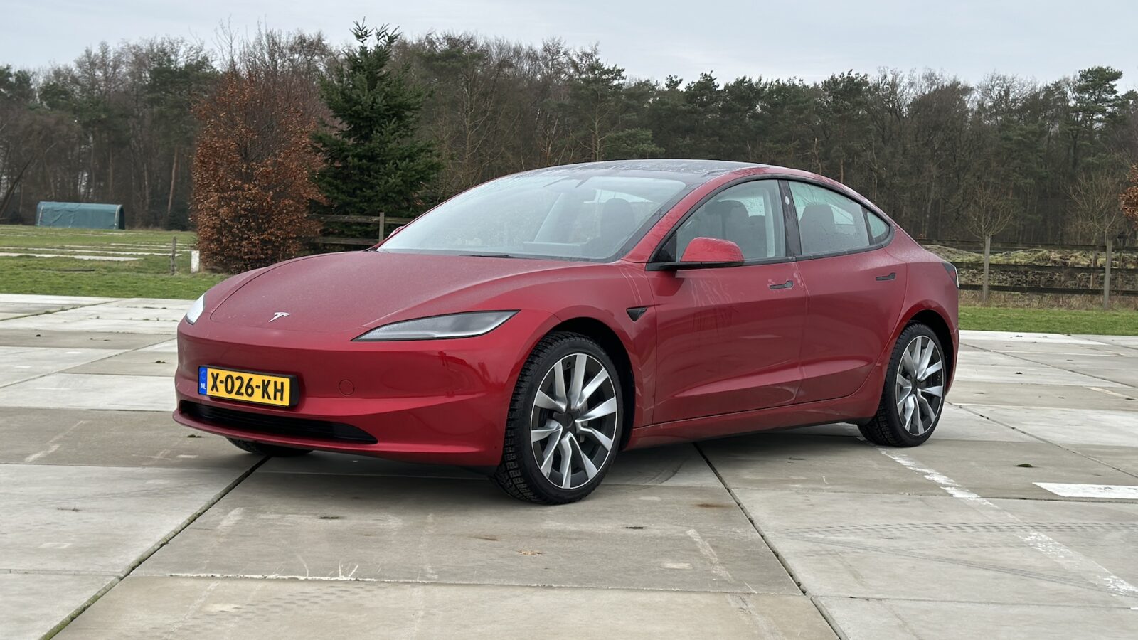 Onderzoek toont aan hoe absurd veel klanten Tesla is kwijtgeraakt door de politi ...