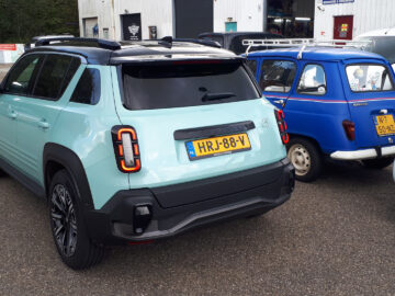 Gespot: oud en nieuw met de Renault 4 ...