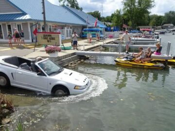 Man rijdt Ford Mustang het water in – maar dat is precies de bedoeling ...
