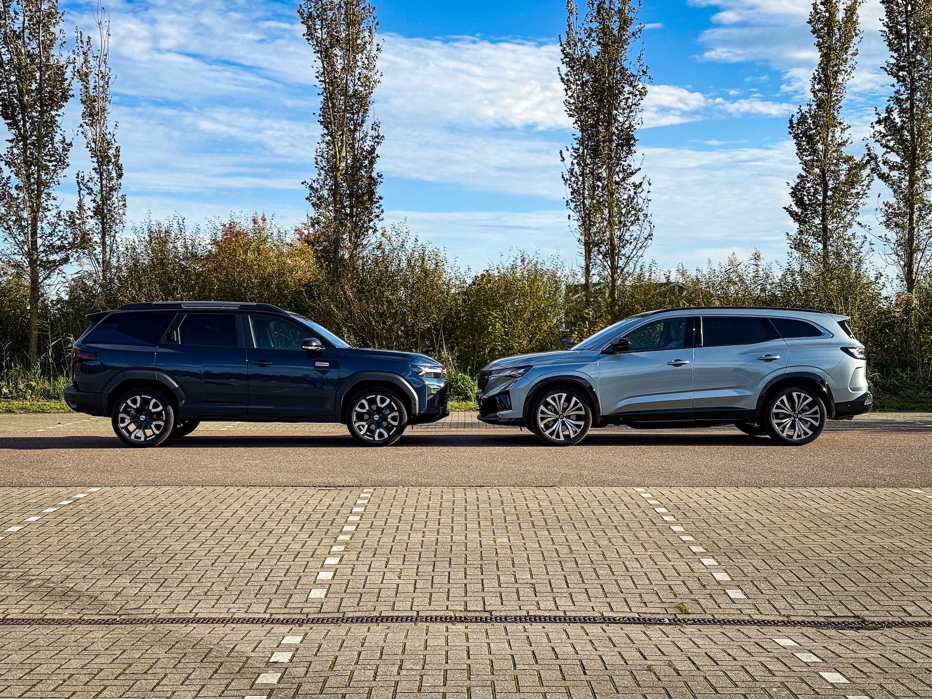 Links: Dacia Bigster Hybrid 155 - Rechts: Renault Espace E-Tech Hybrid 200