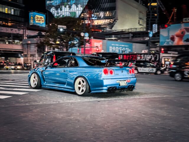 Nissan Skyline R34 op Shibuya Crossing in Tokyo