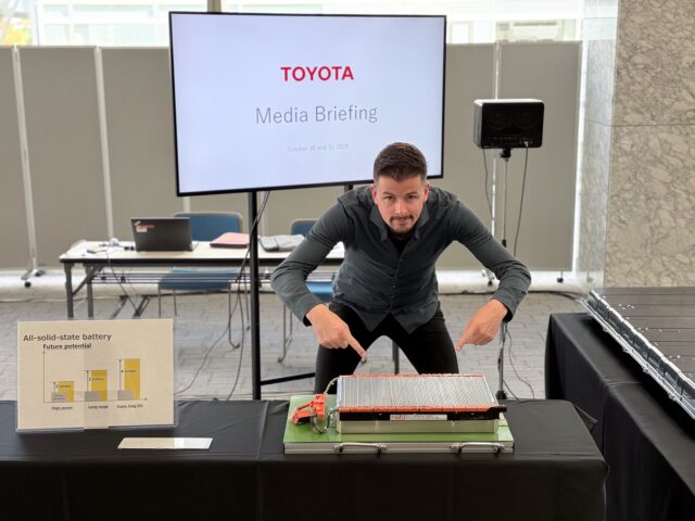 Bart Oostvogels met de nieuwe Toyota Solid-State batterij
