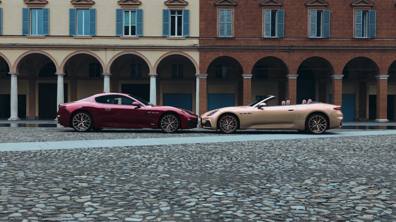 Maserati GranTurismoRosso Velluto en Maserati GranCabrio Oro Lirico