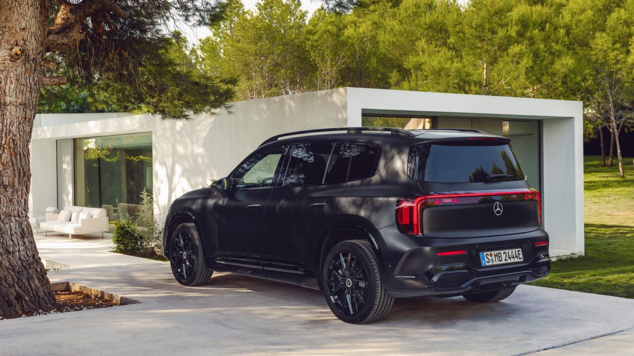 De nieuwe Mercedes-Benz GLB in MANUFAKTUR cosmos black magno