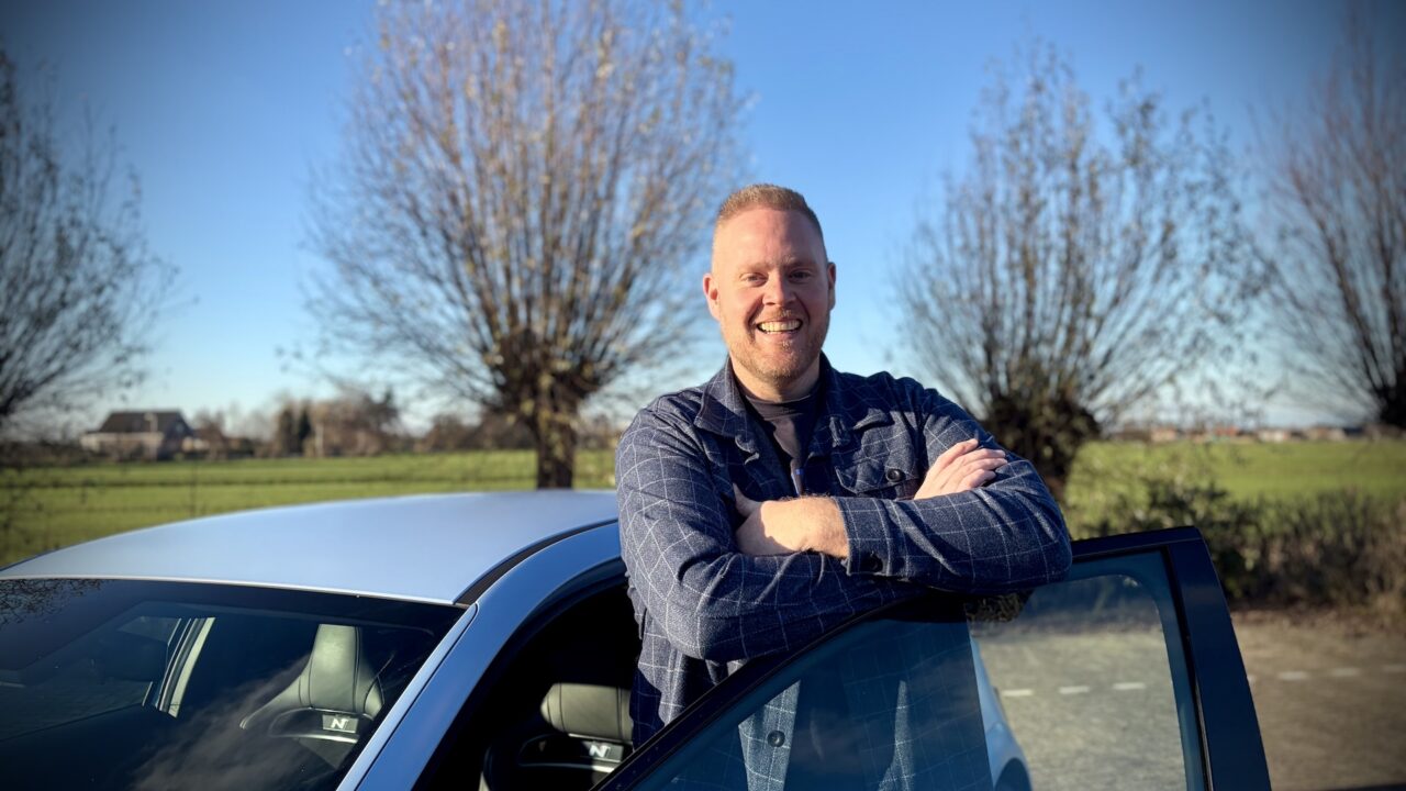 Roland Tameling en de Hyundai IONIQ 5 N voor Kilometers voor KiKa