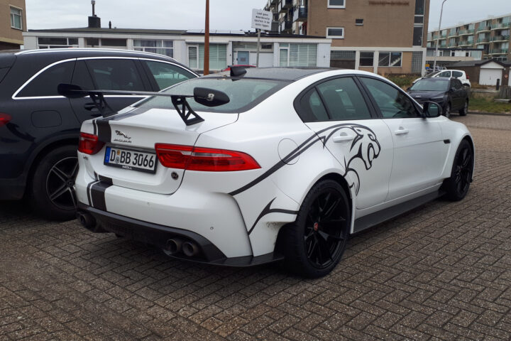 Gespot: een Jaguar XE SV Project 8 zomaar in het wild! ...