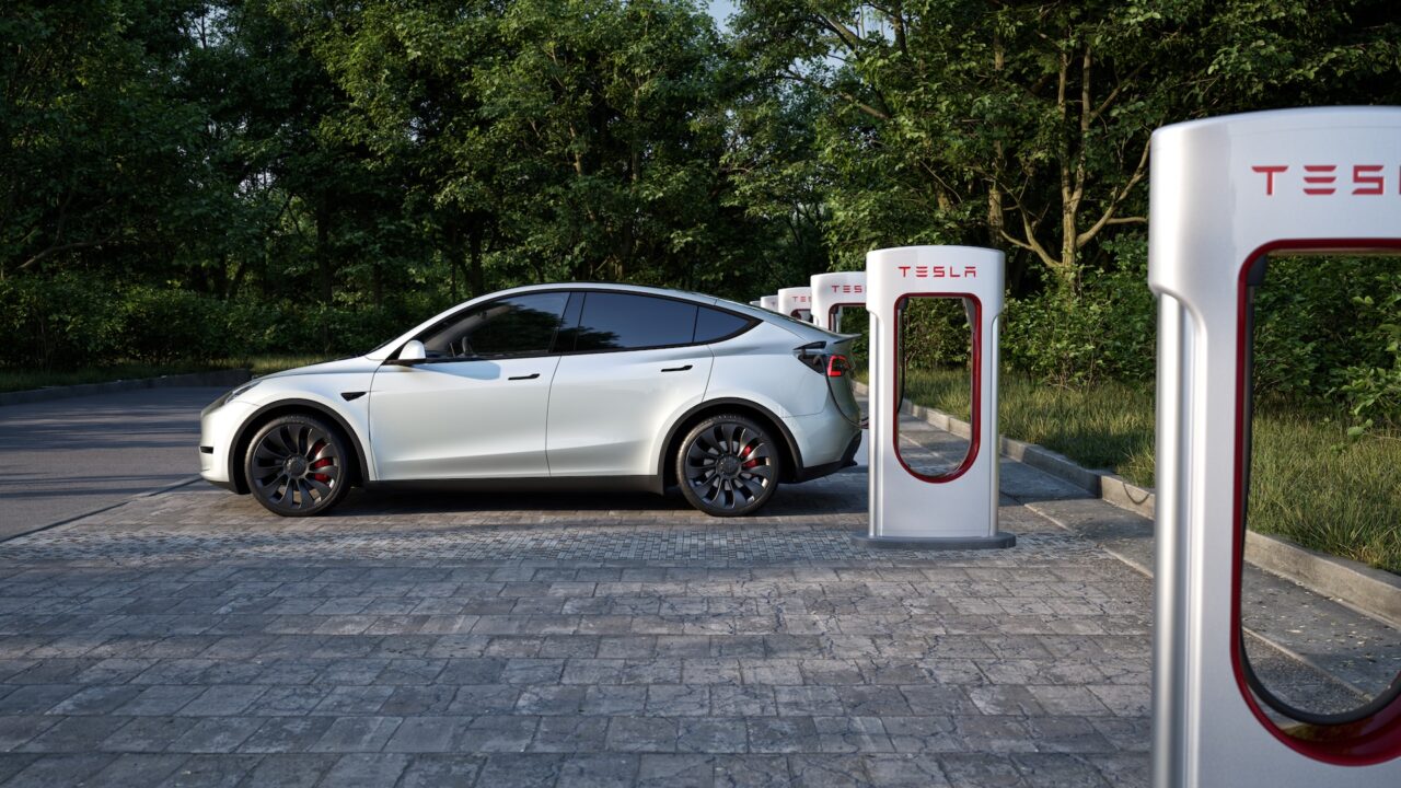 Tesla Model Y bij een Supercharger