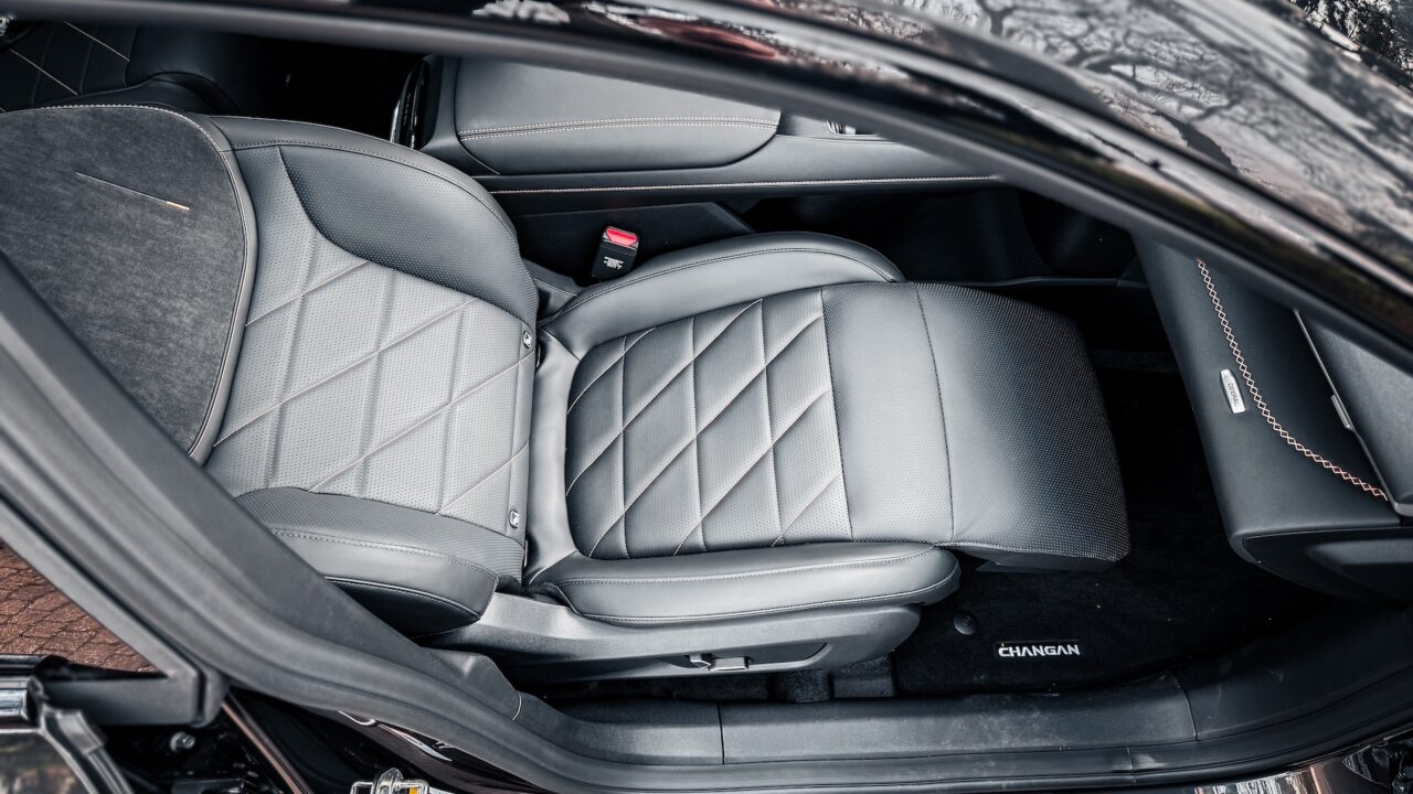 De bijrijder voorin zit Business Class