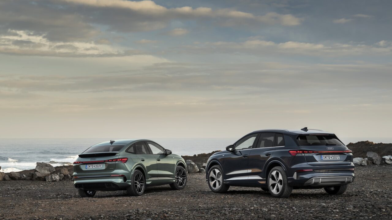 Van links naar rechts: Q4 Sportback e-tron in Sage green metallic, Q4 e-tron in Lavender gray.