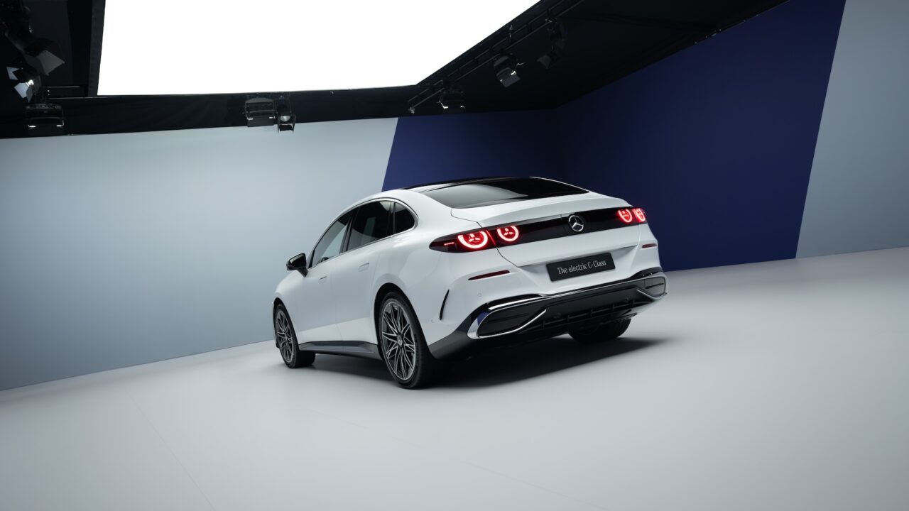 Mercedes-Benz C 400 4MATIC
Exterior: AMG Line; MANUFAKTUR opalithe white bright
