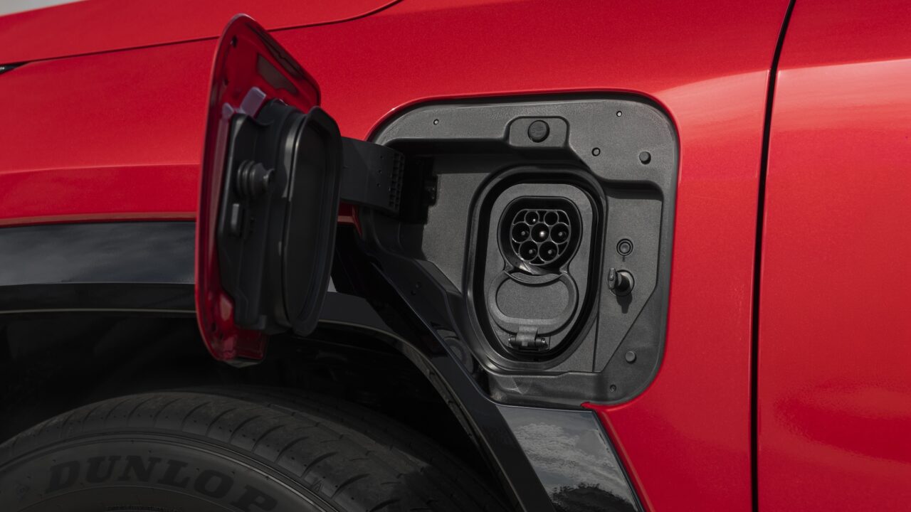 De nieuwe RAV4 kan DC-snelladen met 50 kW