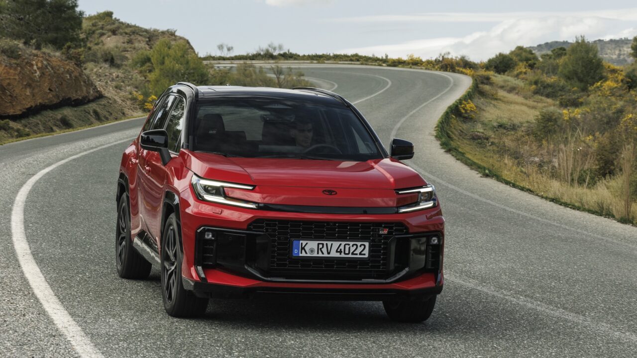 Rijden in de Toyota RAV4 Plug-in Hybrid GR SPORT