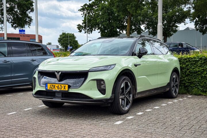 Voyah Courage gespot in de kleur Khaki Green.