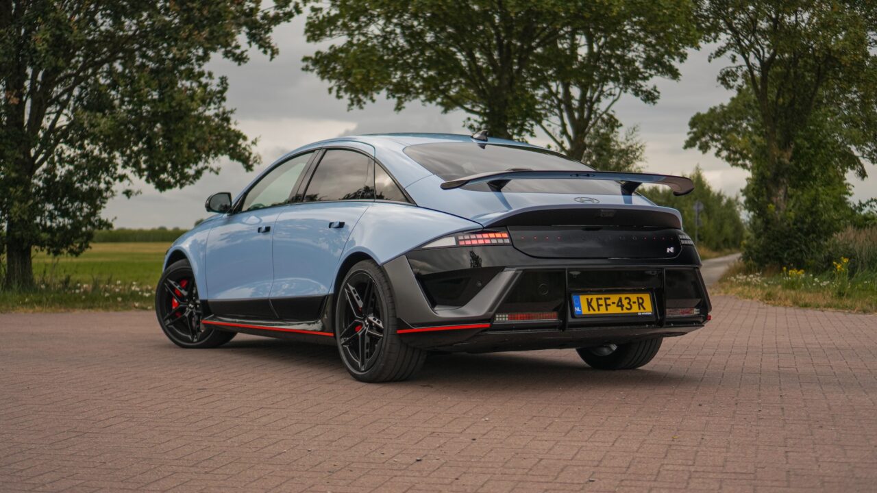 De achterkant van een Hyundai IONIQ 6 N valt lekker op.