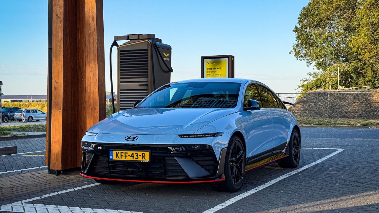 Hyundai IONIQ 6 N 2026 in Nederland bij een snellader van FastNed.