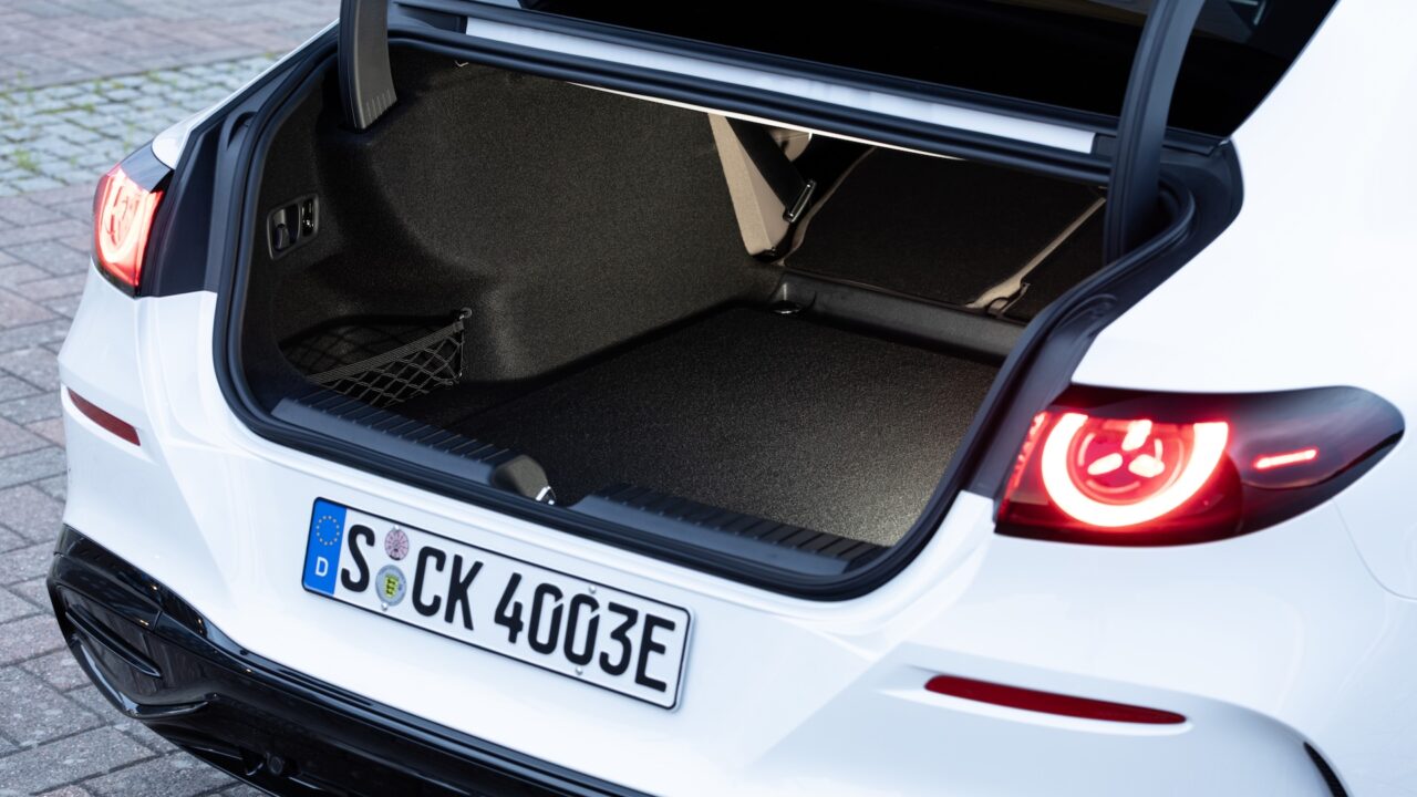 De bagageruimte van de nieuwe Mercedes-Benz C-Klasse Electric 2026