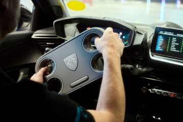 WAT!? Nieuwe Peugeot 208 (2027) krijgt ‘vierkant’ stuur? ...