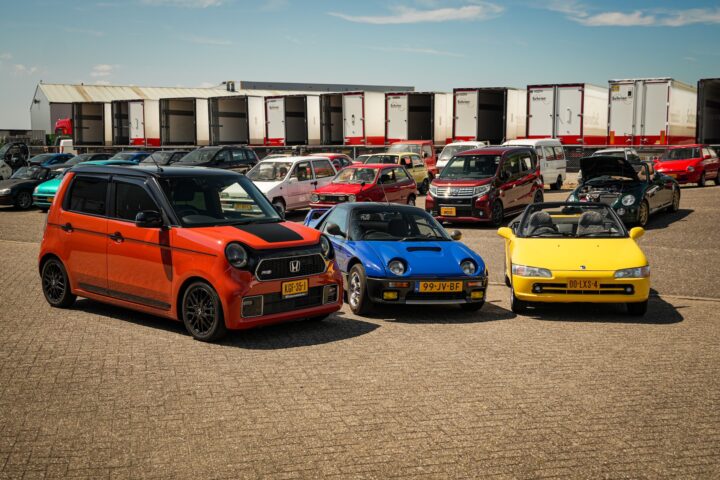 Suzuki Cara tussen diverse andere kei-cars van Nederlandse eigenaren.
