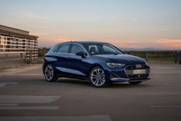 Static photo,
Colour: Navarra blue ...