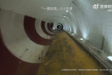 Video mislukte stunt lekt uit: Chinese EV smakt vanaf tunnelplafond op het asfal ...