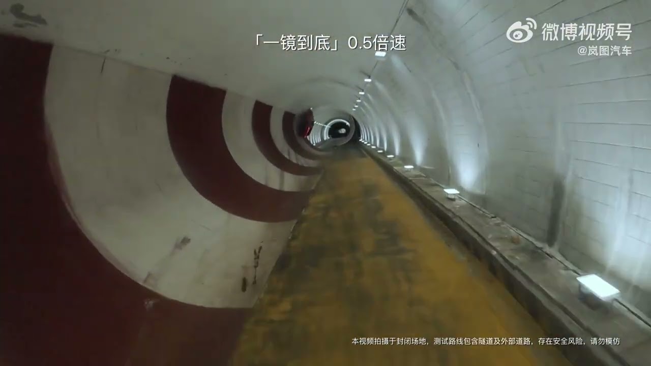 Video: Chinese EV smakt tijdens stunt vanaf plafond op het asfalt