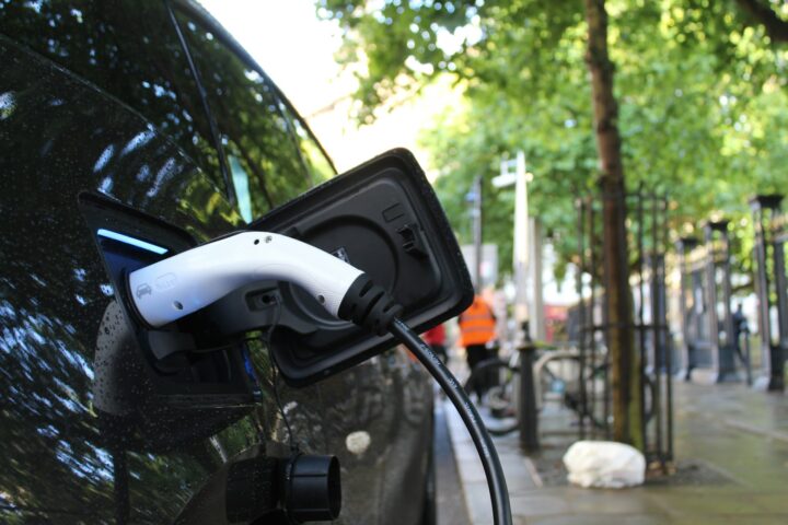 Dure elektrische autoverzekering? Hier zit het kantelpunt ...