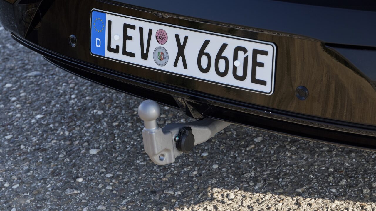 De Mazda CX-6e mag geremd 1.500 kilogram trekken