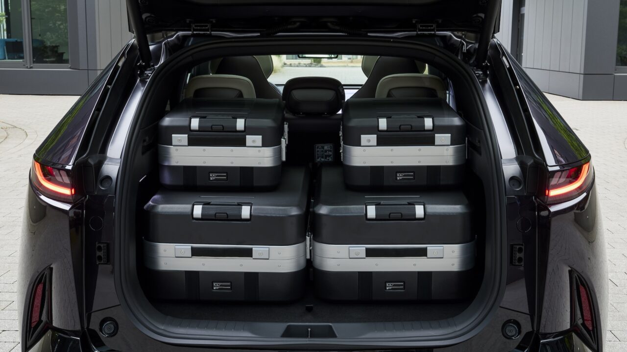 De bagageruimte van de CX-6e heeft een inhoud van 468 liter.
