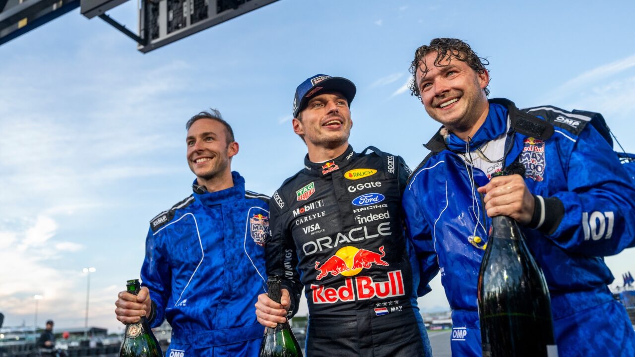 Max Verstappen, Lewis Osler en Jacky Martens tijdens het Red Bull-evenement 'Max vs 100' op Silverstone, Groot-Brittannië, op 16 september 2026. // Joerg Mitter / Red Bull Content Pool // SI202609160550 // Uitsluitend voor redactioneel gebruik //