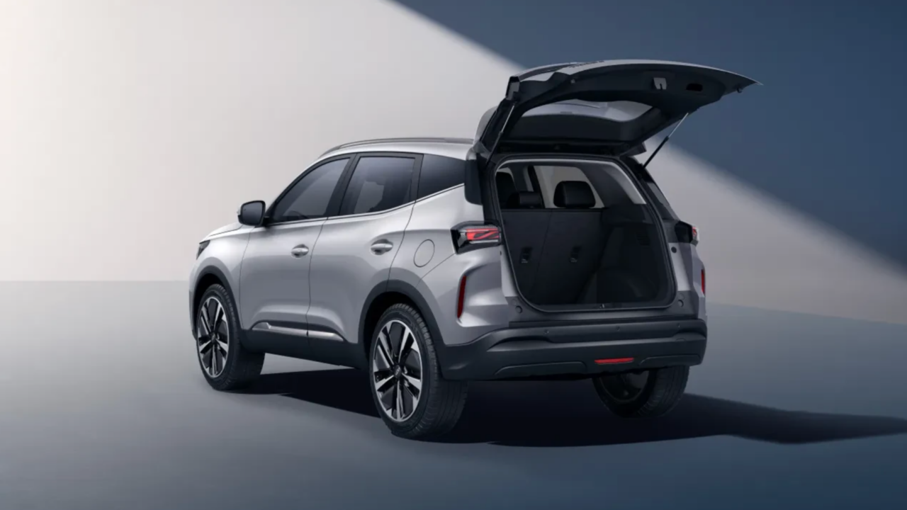 Chery Tiggo 4 hybride rijdend op een verhoogde weg