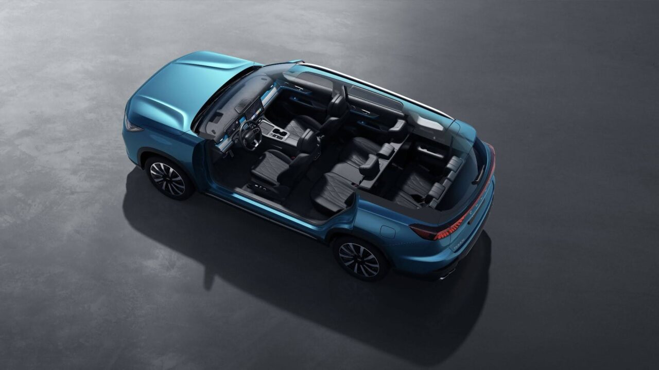 Interieur van de Chery Tiggo 8 met drie zitrijen van bovenaf gezien