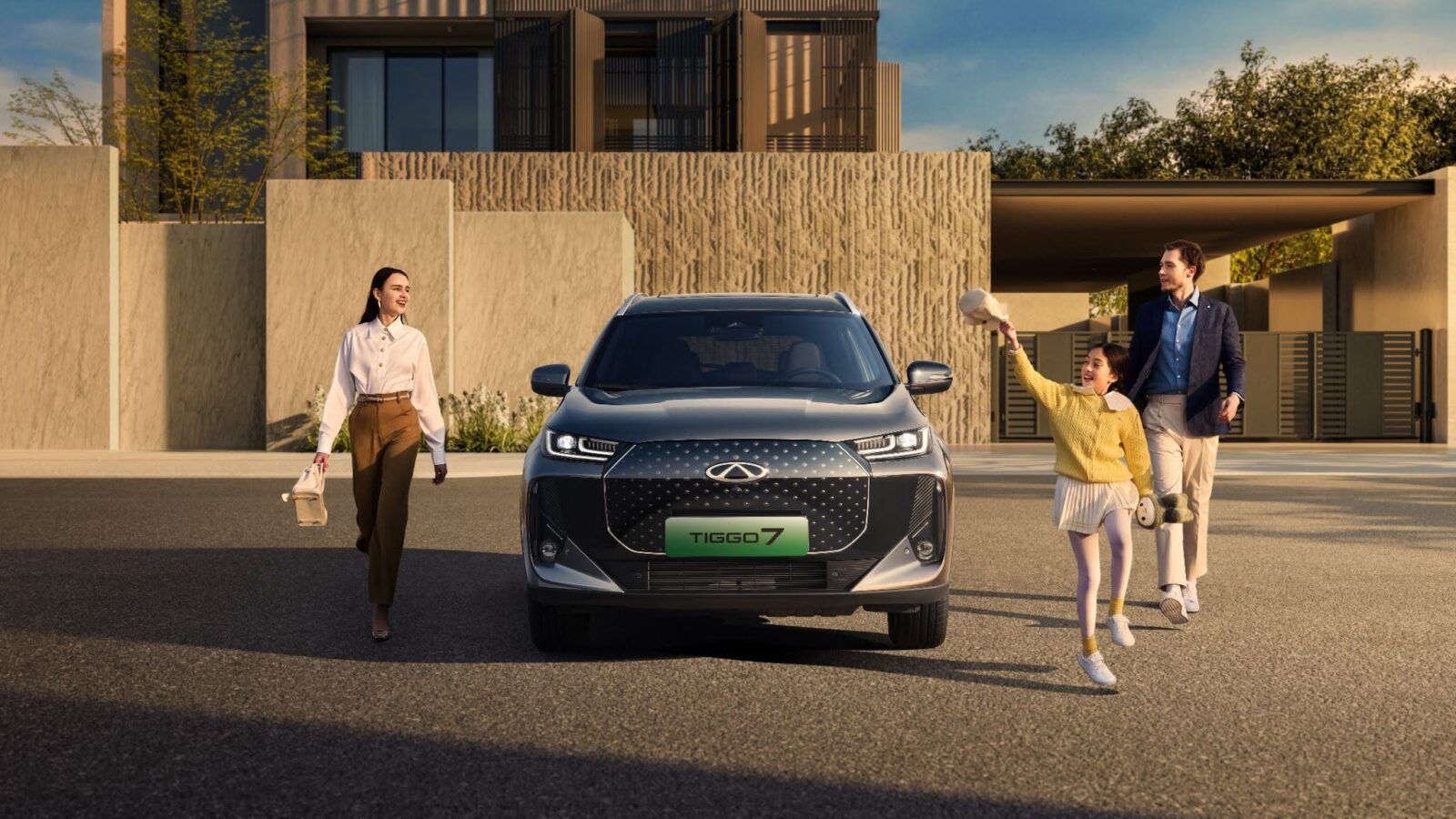 Gezin bij de voordeur naast een Chery Tiggo 7 plug-in hybride
