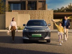 Gezin bij de voordeur naast een Chery Tiggo 7 plug-in hybride