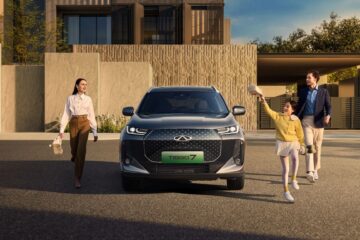 Gezin bij de voordeur naast een Chery Tiggo 7 plug-in hybride