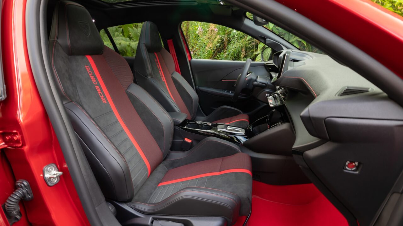 Prachtige rode vloermatten in de Peugeot e-208 GTi