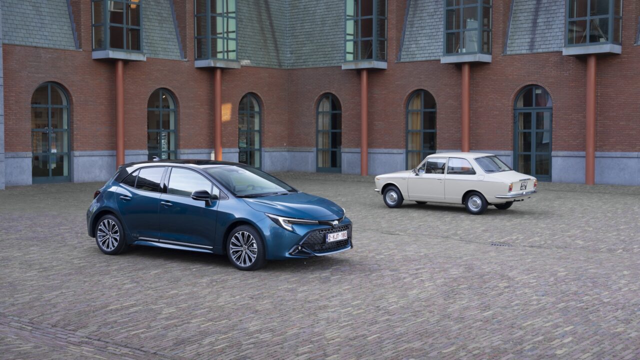De nieuwste Toyota Corolla naast de eerste generatie Toyota Corolla