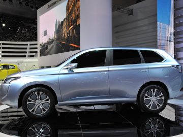 Lolo oplaadpaal bij Mitsubishi Outlander Plug-in-Hybride EV ...
