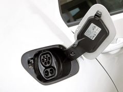 Peugeot verslaat BMW en Tesla; EV-kopers in staking ...