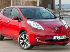 Nissan Leaf vs Nissan Leaf: houden we de blauwe, of gaan we voor de nieuwe rode? ...