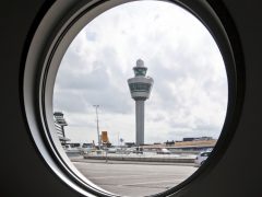 Corendon rijdt met elektrische Renault Kangoo Z.E. op Schiphol ...