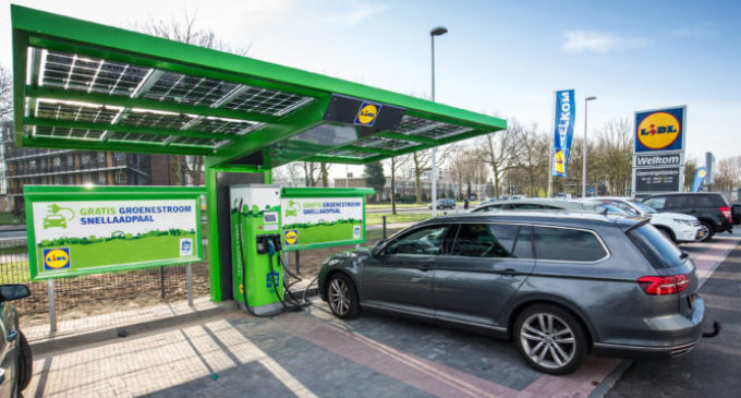 Snelladen elektrische auto kost bij Lidl € 0 ...