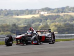 Formula E-bolides laden draadloos op ...