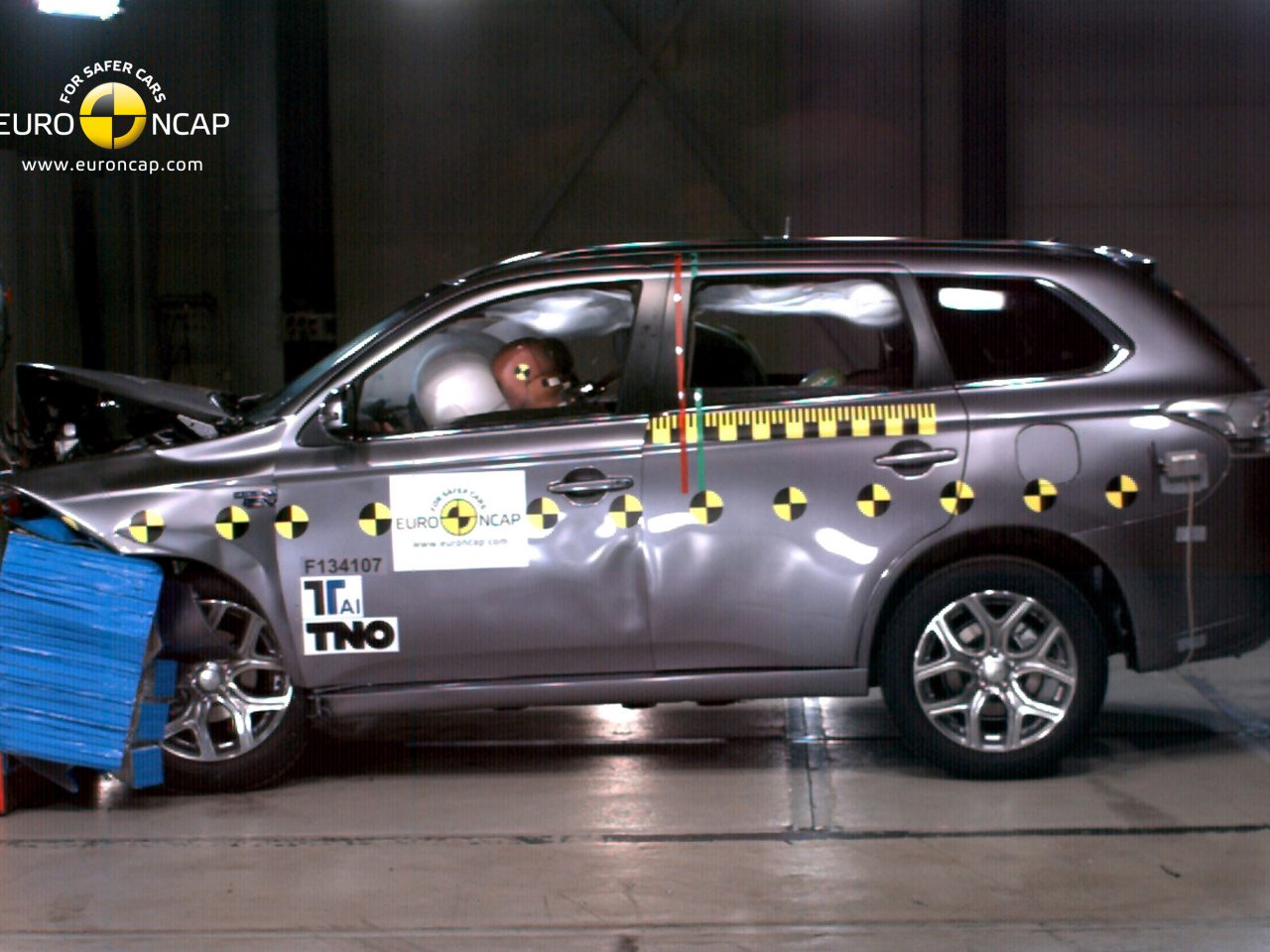 Mitsubishi Outlander PHEV scoort maximaal met veiligheid ...