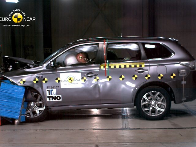 Mitsubishi Outlander PHEV scoort maximaal met veiligheid ...
